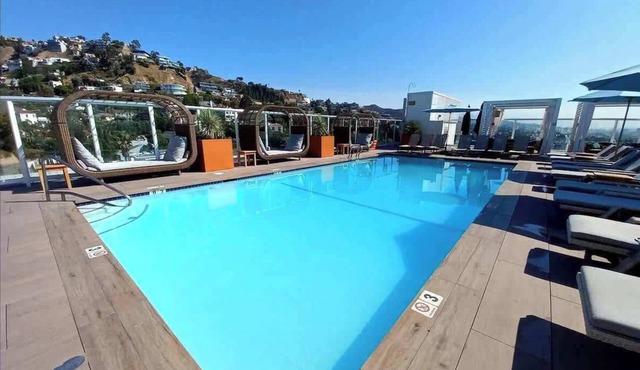 Stylish Hollywood 2BR apt with Rooftop Pool