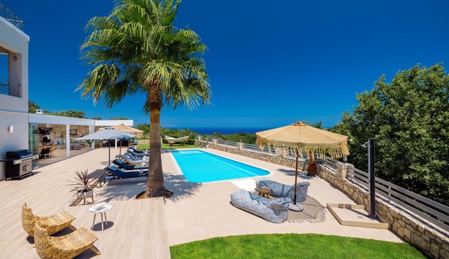 Sublime views, child friendly villa, sports & wellness facilities, full privacy!