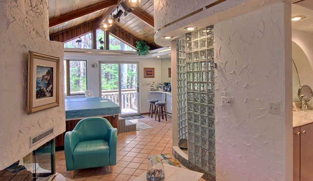 Suite with private sauna & Jacuzzi on Lake Dubonnet located near Traverse City