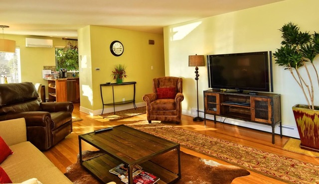 SUNNY & SPACIOUS 2BD CONDO - AC - GAS FIREPLACE - 5 STAR RATINGS