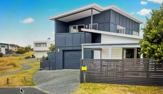 Super comfortable 4 bedroom 2 bathroom holiday home close to beach and cafe.