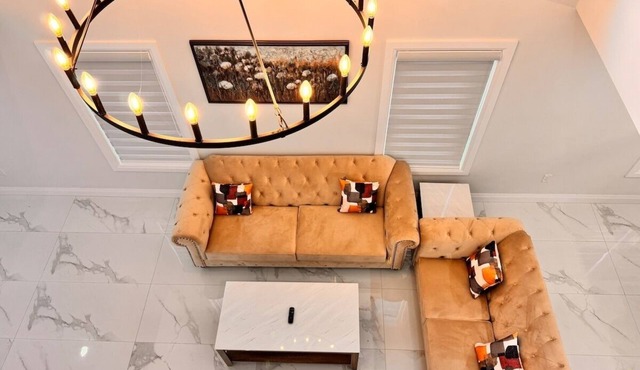 The Glorious Glidden Stunner/5bd 4bth with Patio
