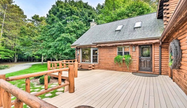 The perfect den surrounded by natures beauty to enjoy with your loved ones!