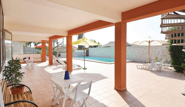 These 6 recently built, simply furnished apartments are located about 300m from the sea.