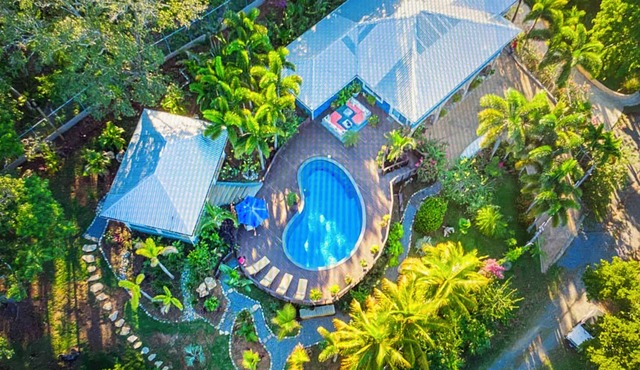 This beautiful island rental w/gorgeous ocean views. 4 bdrms sleeps up to 10.