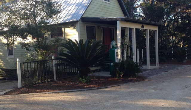 Thomas' Store- Remodeled in Oct 2021, pet friendly
