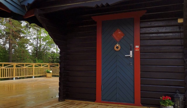 Timber cottage 1/2 with Jacuzzi close to the Vänern