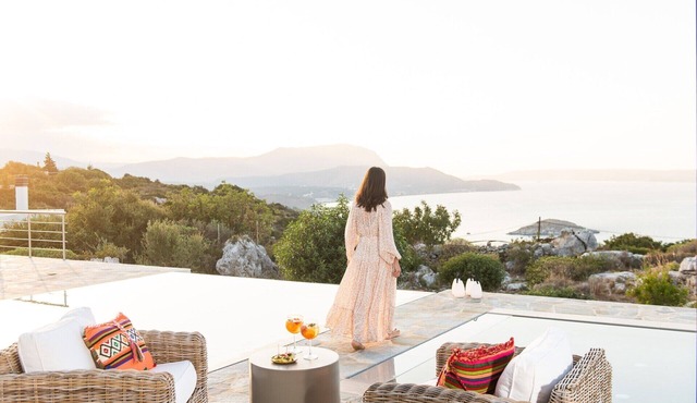 TIMORI, modern, panorama views, pool & kiddie-pool, 4 bedrooms plus guest house.
