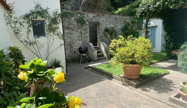 Tom's Florence Walled Garden: Top Floor Oasis on Historic Walls