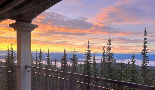 Top Floor Grandview Condo with stunning mountain views, balcony, BBQ