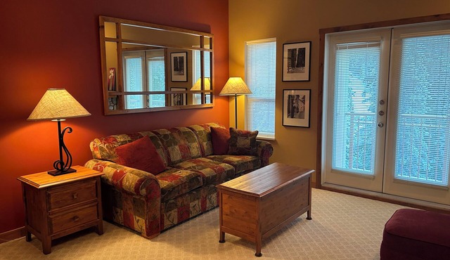 Top-floor cozy studio with mountain views, private deck, close to trails