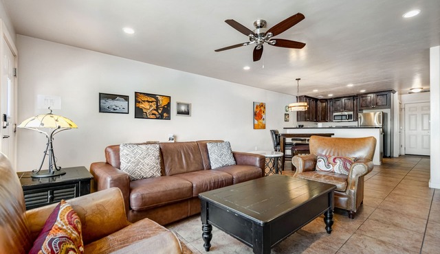 Tranquil desert retreat with great views - shared hot tub, pool, & tennis courts
