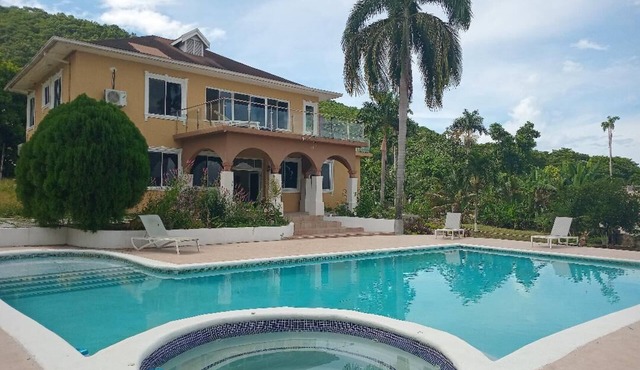 Tranquil luxury villa by the seas