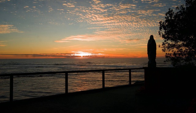 Tranquil Oceanfront Retreat with Breathtaking Views