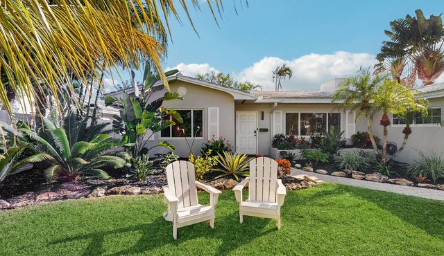 Tropical backyard oasis w/putting green, grill, tiki bar & walk to beach