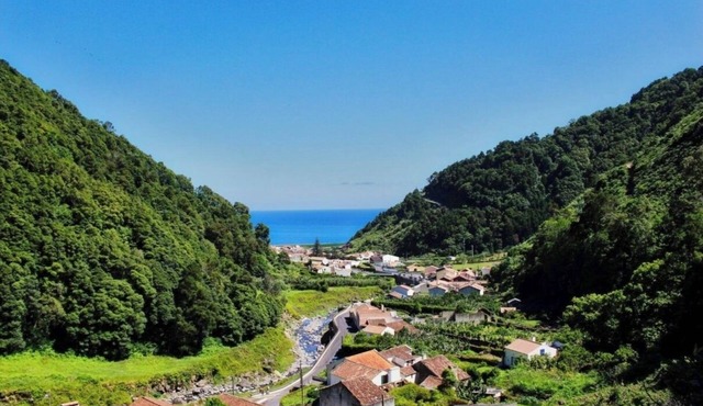 Typical Azorean house, very nice location, up to 5 people.