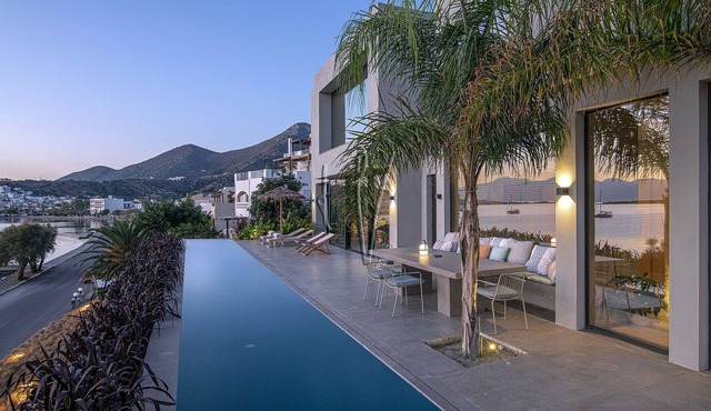 Unique 3 bedroom villa next to the beach