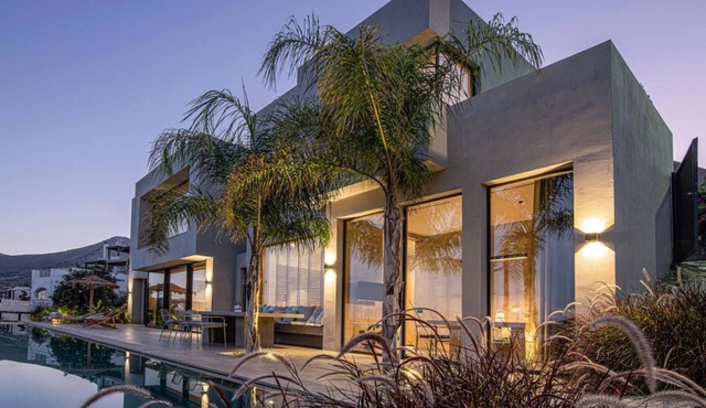 Unique Design 3 bedroom villa with access to the beach