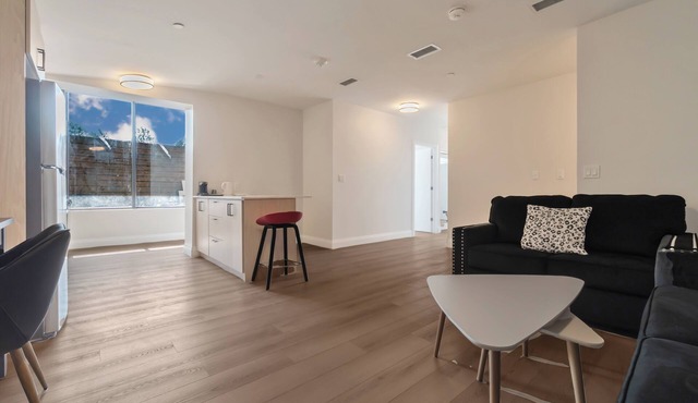 Unit 8 - Modern Fully Furnished 3 Bedroom Apartment
