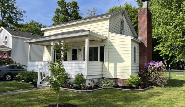 Valley View Lakehouse - Fully updated, dog friendly and beautiful lake view!