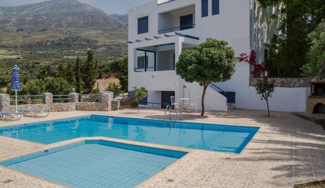 Villa Anemos with garden and private swimming pool in Lefkogia near Plakias