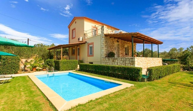 Villa Giannis - Three Bedroom Villa, Sleeps 6