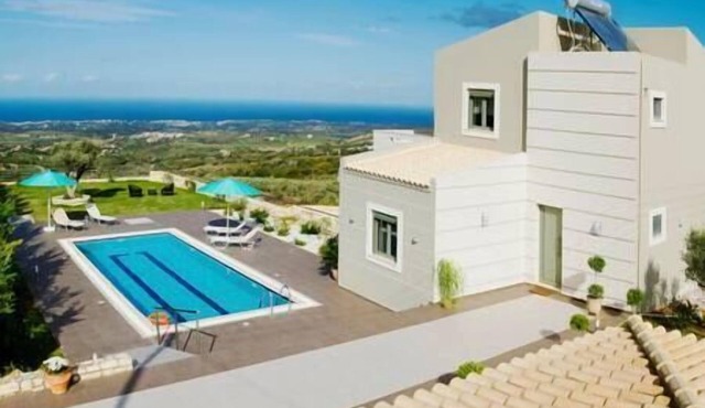 Villa Horizon: Privacy, Scenic Views & Exterior