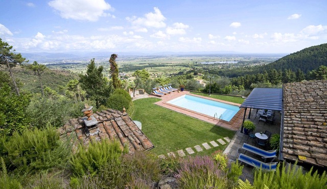 Villa in Colle Di Compito with 3 bedrooms sleeps 8