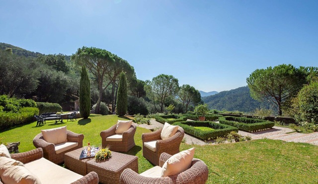 Villa in Querce with 4 bedrooms sleeps 8
