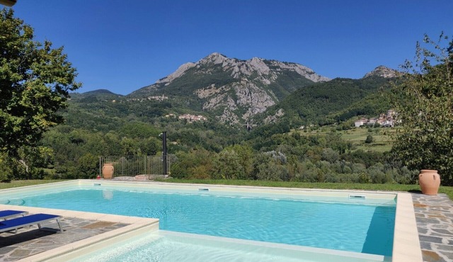 Villa in Tuscany with salt water private pool, complimentary wine, stunning view