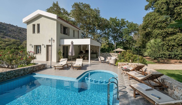 Villa Nature, Private Pool, 5 min to Sandy Beach!