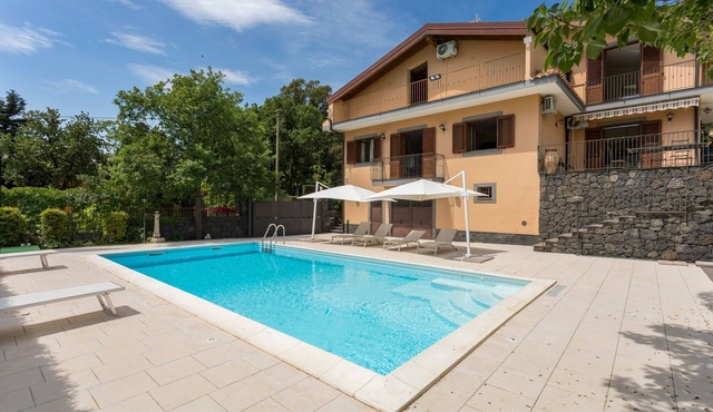 Villa Sara sull'Etna with Private Pool, Whirlpool & Wi-Fi
