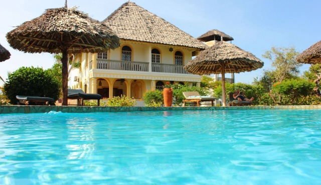 Villa Sarabi - Cozy house for 8 people, 4 minutes to the beach with cook