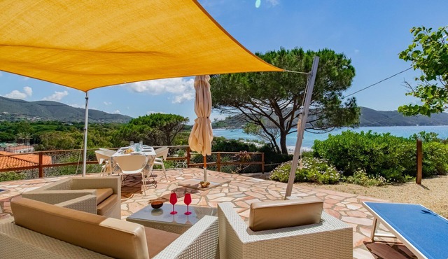 Villa Scirocco Est is located 50 meters from the beach in Lacona.