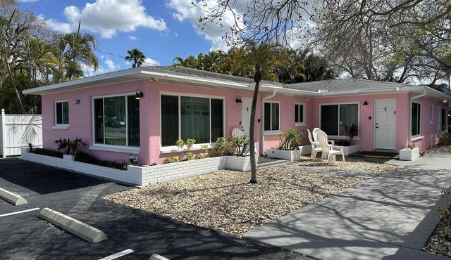 Vintage Florida Beach Efficiency, 1 block to the beach!