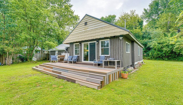 Walk to Cranberry Lake: Quaint Family Cottage