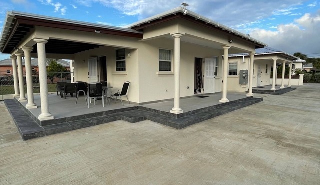 Walk to Freights Bay surfing & Miami Beach! Perfect for remote workers.
