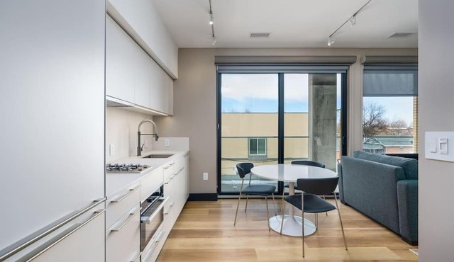 Walk Trendy Tennyson From Our Flat &Roof Top Patio
