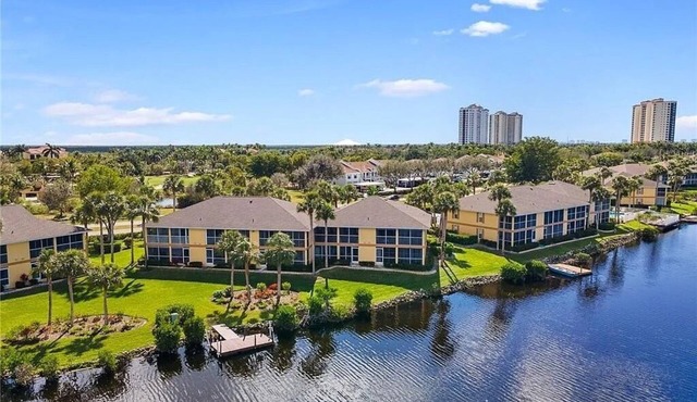Waterfront Condo, 8 min drive to Marco Beaches