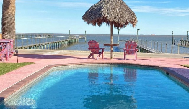Waterfront Oasis with private pool, Hot tub and 200 ft. Lighted fishing pier
