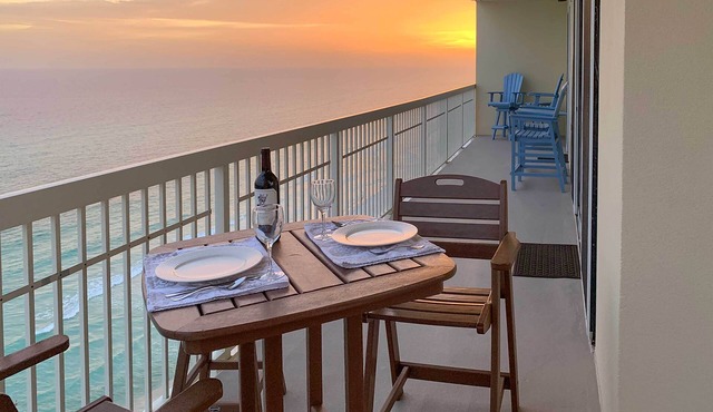 Waterfront PCB Condo w/Balcony + Beach Gear!