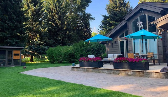 Winter or Summer Wonderland! Perfect for a family or friend getaway!