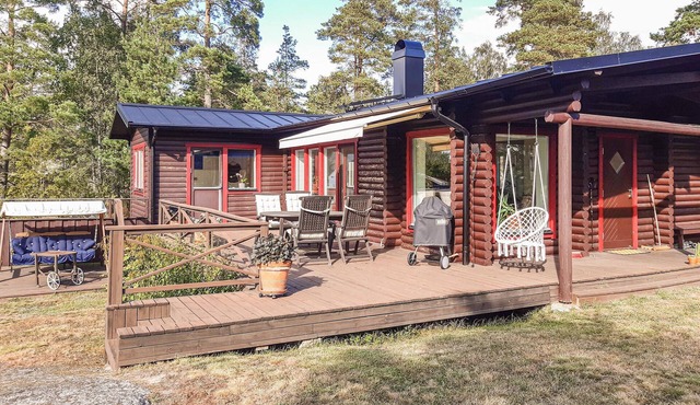 With a panoramic view of the sea, this fine vacation home in Grödingen awaits you.
