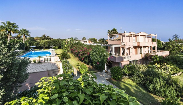 Wonderful charming villa, with large swimming pool and next to the beach