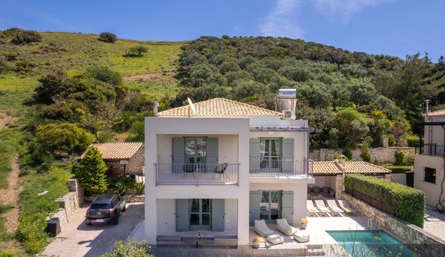 Ya Chara Villa︱A Tranquil Retreat w/Pool & Vistas
