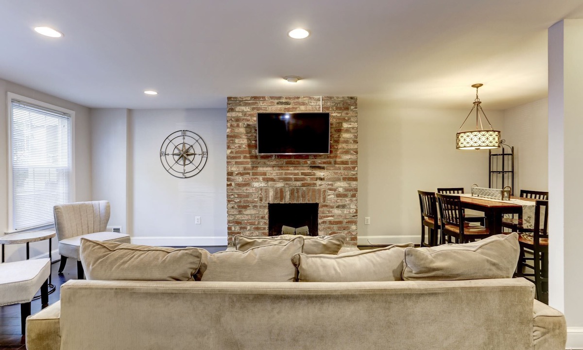 Southeast Apartment | Cozy Modern Capitol Hill apartment, 2 blocks to Metro, Walk to Attractions