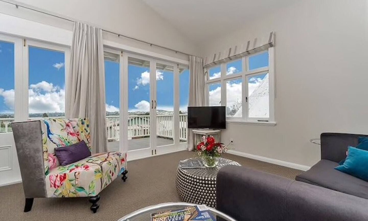 Devonport Apartment | Kerr Street with a View by Bespoke Stays