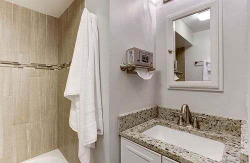 Southeast Apartment | Cozy Modern Capitol Hill apartment, 2 blocks to Metro, Walk to Attractions