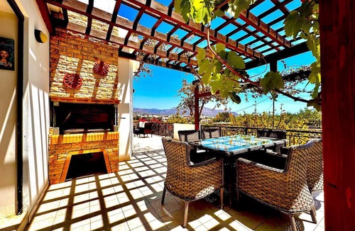 Makry Gialos House | Villa Kalliroi | Detached villa, within walking distance of the beach and taverns