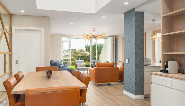 Stylish 3 Bedroom Apartment on Dolphin Beach